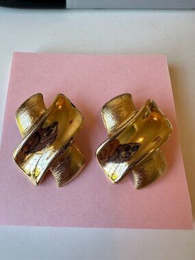 Vintage Gay Boyer Gold Tone Sculptural Ribbon Knot Clip-On Earrings